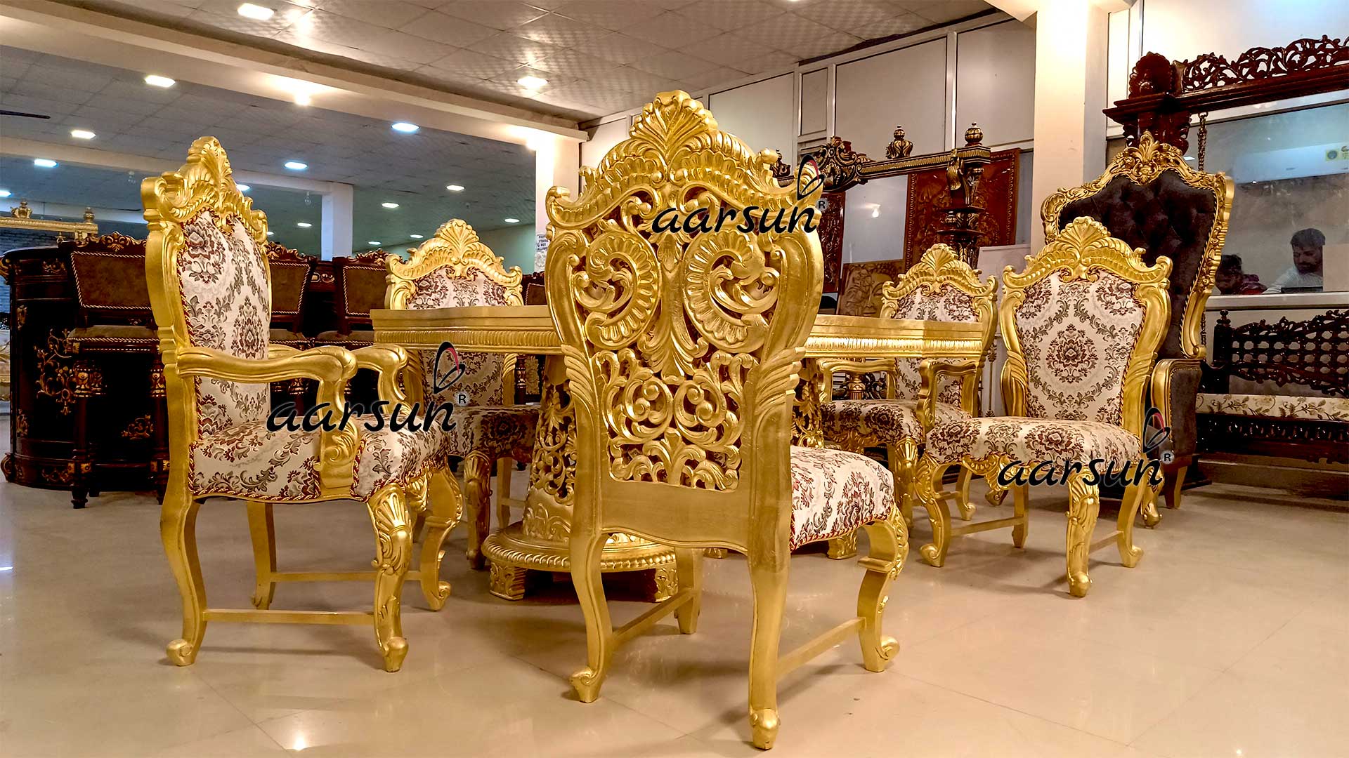 गोल्ड लीफ लक्ज़री डाइनिंग सेट दृश्य 5