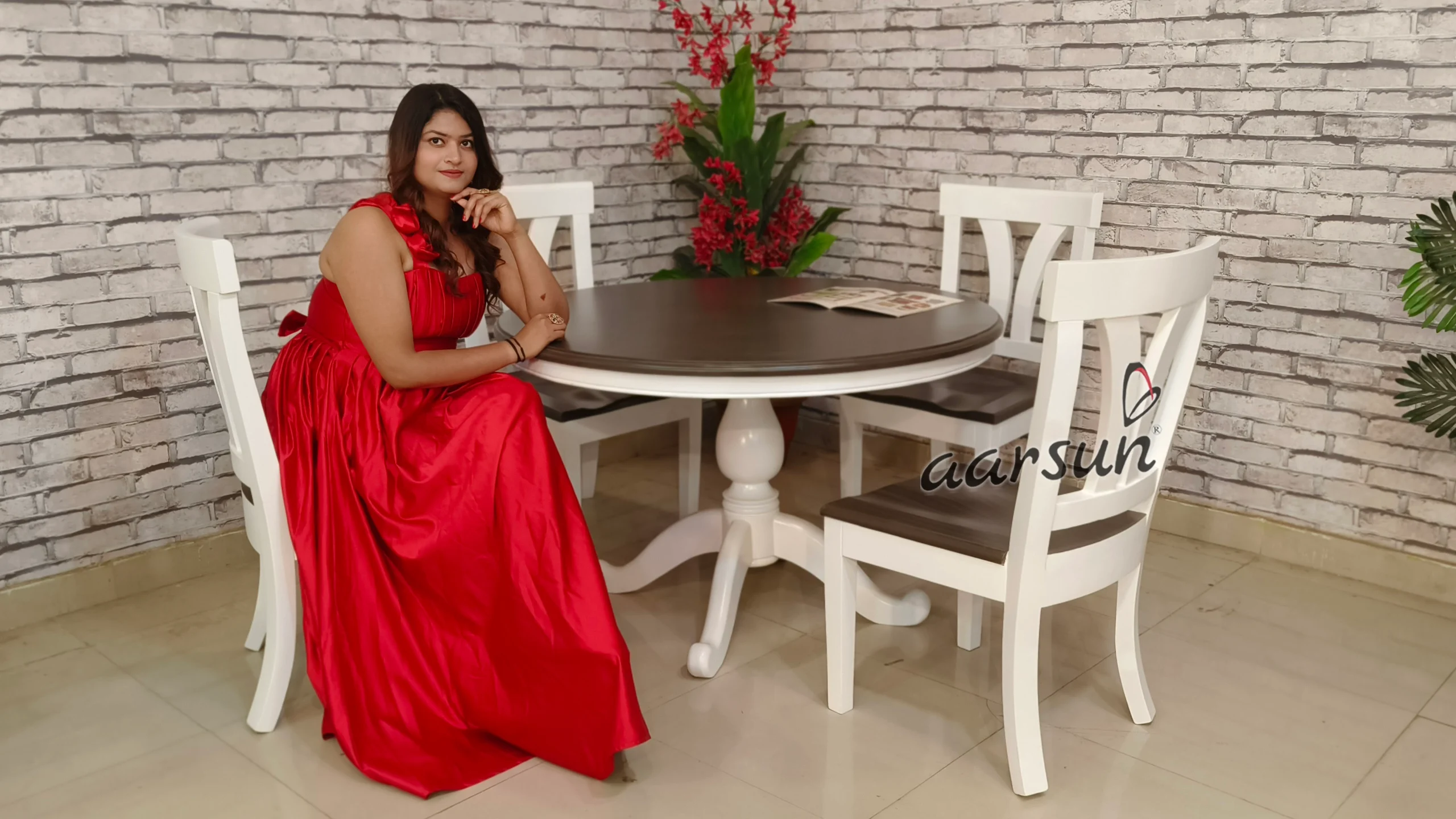 मार्बल फिनिश में गोल डाइनिंग टेबल दृश्य 5