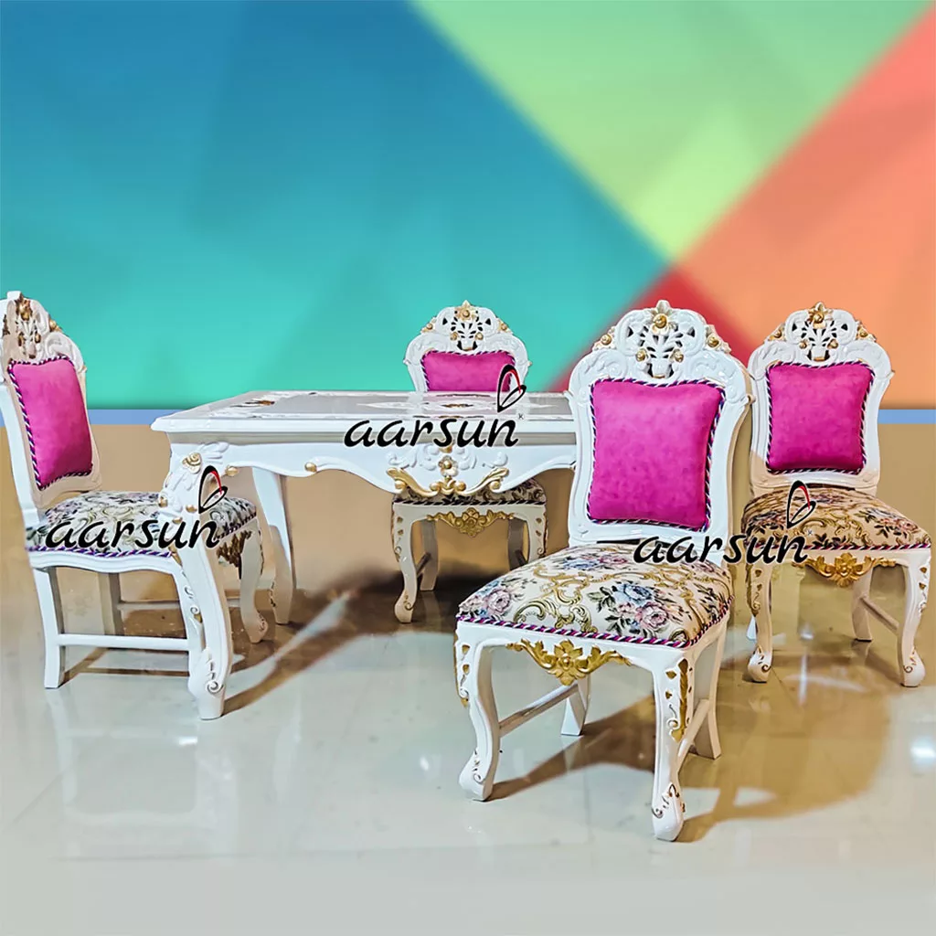शानदार सफ़ेद डाइनिंग और गोल्ड हाइलाइट्स